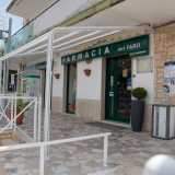 A pochi passi c�� la Farmacia del Faro che svolge servizio tutto l�anno servendo anche le frazioni vicine. �� una fortuna avere la farmacia sul posto � sottolinea la 73enne Teresa -. Quando anni fa scelsi Torre Canne per la villeggiatura estiva fui convinta anche dalla presenza di numerosi servizi, assenti nelle altre localit� marinare vicine�
